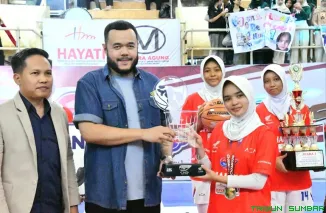 Wali Kota Padang Fadly Amran menyerahkan piala juara Honda DBL with Kopi Good Day 2025 West Sumatera di GOR Prayoga Padang. (Foto: Ist)