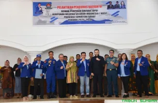Wali Kota Padang Fadly Amran bersama pengurus baru HNSI Sumbar saat Musda di Palanta Rumah Dinas Wali Kota Padang, Kamis (28/8/2025). (Foto: Ist)