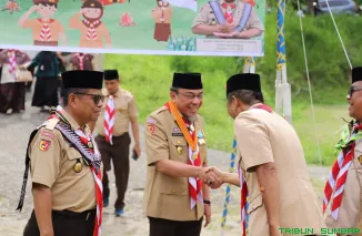Wakil Wali Kota Padang Maigus Nasir menjadi pembina upacara pada Kemah Blok SMA Pertiwi 1 Padang yang dirangkai dengan peringatan HUT ke-64 Pramuka di ABG Camp, Lubuk Minturun. (Foto: Ist)