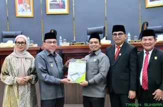 Wakil Wali Kota Padang Maigus Nasir dan Ketua DPRD Muharlion menandatangani nota persetujuan KUA-PPAS APBD 2026 dalam Rapat Paripurna di Gedung DPRD Kota Padang. (Foto: Ist)
