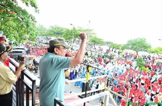 Wakil Wali Kota Padang, Maigus Nasir, bersama ribuan warga dari lintas suku dan agama, mengikuti aksi bersih-bersih massal di Pantai Padang dalam rangka HJK ke-356 dan HUT RI ke-80, Sabtu (2/8/2025). (Foto: Ist)