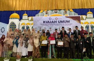 Anggota DPR RI Komisi VI, Hj. Nevi Zuairina, saat memberikan kuliah umum tentang ekonomi digital berkeadilan dan bermoral di Kampus STAI Ar Risalah Sumatera Barat, Jumat (29/8/2025). (Foto: Ist)