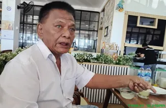 Syafrizal, pemilik truk sekaligus Anggota Organda Sumbar, menegaskan aturan larangan ODOL 2027 harus berlaku adil tanpa tebang pilih di Padang, Jumat (22/8/2025). (Foto: Ist)