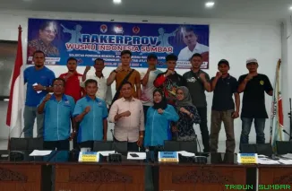 Hj. Aida bersama pengurus Wushu Indonesia Sumbar saat rapat kerja di Aula DPRD Sumatera Barat, Sabtu (23/8/2025). (Foto: Ist)