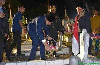 Wali Kota Padang, Fadly Amran, bersama jajaran Forkopimda mengikuti Apel Kehormatan dan Renungan Suci HUT ke-80 RI di Taman Makam Pahlawan Kuranji. (Foto: Ist)