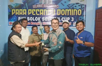 Tim Perintis 1 RSUD Solok Selatan merayakan kemenangan usai menjuarai Final Domino PWI Cup III 2025 di Sekretariat PWI Solok Selatan. (Foto: Ist)
