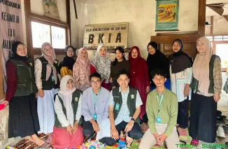 Mahasiswa KKN Universitas Andalas bersama kader kesehatan memeriksa pertumbuhan balita dalam program SAPA BALITA di Posyandu Pakan Sinayan, Kamang Tangah Anam Suku. (Foto: Ist)