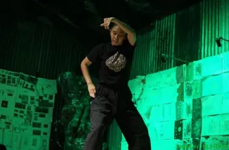 Siska Aprisia bersama tim seniman bersiap membawakan karya "Lidah Yang Tersangkut di Kerongkongan Ibu" pada pembukaan Pekan Nan Tumpah 2025 di Fabriek Padang. (Foto: ist)