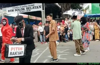 Siswa SMAN 4 Solok Selatan tampil memukau dengan tema antikorupsi pada Pawai Alegoris HUT ke-80 RI di Muara Labuh, Solok Selatan. (Foto: Ist)