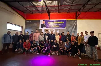 Wakil Ketua Komisi IV DPRD Sumbar, Erick Hamdani, S.E Dt. Ambasa, saat sosialisasi Perda Nomor 07 Tahun 2017 tentang Ketenagalistrikan di Kota Padang Panjang. (Foto: Ist)