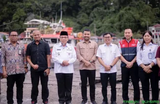 Anggota DPR RI Zigo Rolanda meninjau kondisi Dermaga Pelabuhan Muaro Padang yang segera diperbaiki dengan anggaran Rp 10 miliar. (Foto: Ist)