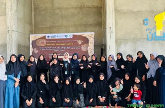 Tim UNP bersama santri Pesantren Ma'had Al Abqary Silaut saat sosialisasi resiliensi mental melalui journaling berbasis teknologi. (Foto: Ist)
