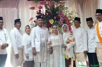Wakil Bupati Solok Selatan Yulian Efi menjadi saksi akad nikah Puti Melani Wulandari Dewi Baloen dengan Yopan Yulianto di Istano Tuanku Rajo Bagindo, Pakan Rabaa Tengah. (Foto: Ist)