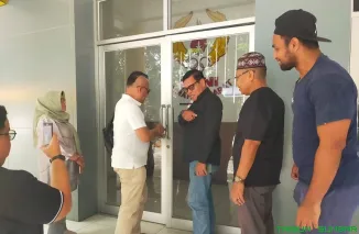 Wakil Ketua Karateker KONI Sumbar Prof. Syahrial Bakhtiar meninjau Kantor KONI Sumbar didampingi tim dan jajaran Dispora Sumbar, Sabtu (23/8/2025). (Foto: Ist)