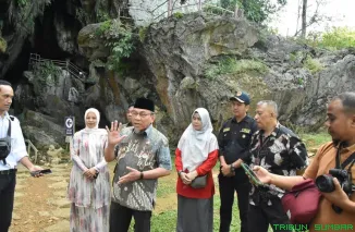Wakil Wali Kota Padang, Maigus Nasir saat mengunjungi destinasi wisata Goa Kelelawar Padayo di Kompleks PT Semen Padang, Indarung, Kecamatan Lubuk Kilangan. (Foto: Ist)