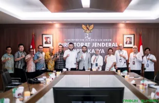 Wali Kota Padang, Fadly Amran bersama Anggota Komisi V DPR-RI Zigo Rolanda, membahas percepatan perbaikan SPAM Palukahan Taban 3 di Jakarta. (Foto: Ist)