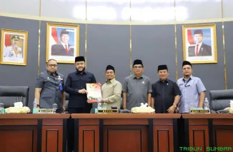 Wali Kota Padang Fadly Amran menghadiri Rapat Paripurna DPRD Kota Padang penutupan masa sidang III dan pembukaan masa sidang I tahun 2025, Kamis (28/8/2025). (Foto: Ist)