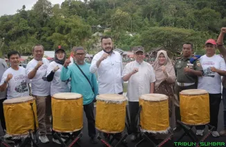 Wali Kota Padang Fadly Amran membuka Lomba Selaju Sampan Piala Wali Kota Cup Sarangkua 2025 di Sungai Batang Arau, Kamis (7/8/2025). (Foto: Ist)