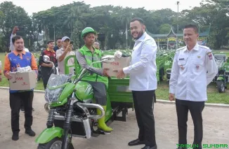 Wali Kota Padang Fadly Amran menyerahkan 178 unit bentor kepada petugas LPS sebagai upaya memperkuat layanan kebersihan kota. (Foto: Ist)