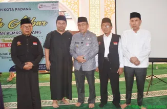 Wakil Wali Kota Padang, Maigus Nasir, mengimbau ASN untuk aktif mensosialisasikan perayaan Hari Jadi Kota Padang ke-356 kepada masyarakat saat Tabligh Akbar di Masjid Agung Nurul Iman, Jumat (1/8/2025). (Foto: Ist)