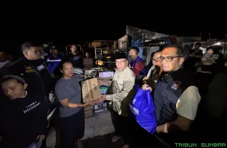 Wakil Wali Kota Padang, Maigus Nasir menyerahkan bantuan sosial kepada korban kebakaran di Lubuk Begalung, Sabtu malam (23/8/2025). (Foto: Ist)