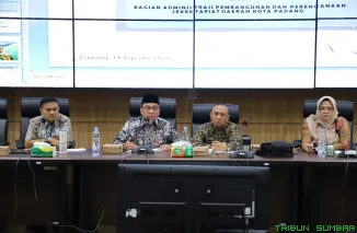 Wakil Wali Kota Padang Maigus Nasir memberikan arahan pada Rapat Evaluasi Pelaksanaan Kegiatan Pembangunan Semester I Tahun 2025 di Balai Kota Padang. (Foto: Ist)