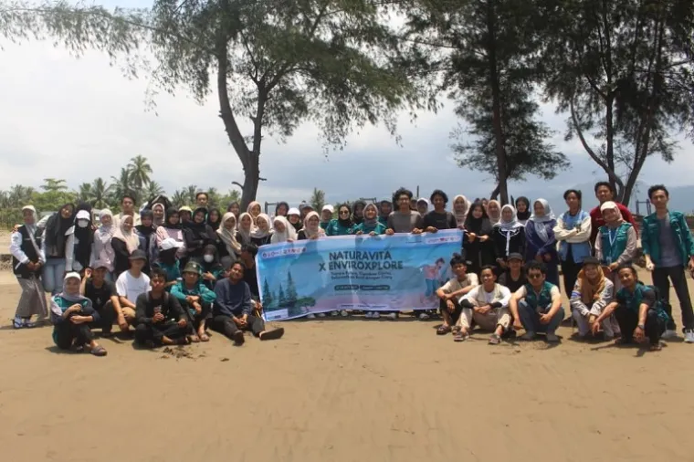 Ratusan relawan Naturavita x EnviroXplore antusias membersihkan sampah dan menanam 100 bibit cemara laut di Pantai Pasia Nan Tigo, Padang, Minggu (28/9/2025). (Foto: Ist)