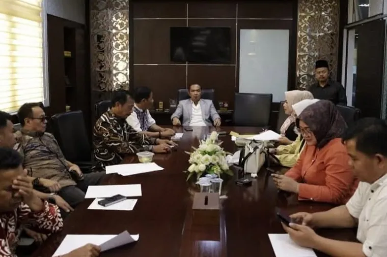 Salamat Simamora menerima kunjungan kerja Komisi IV DPRD Bengkulu di Ruang Komisi V DPRD Sumbar bahas perlindungan tenaga kerja informal. (Foto: Ist)