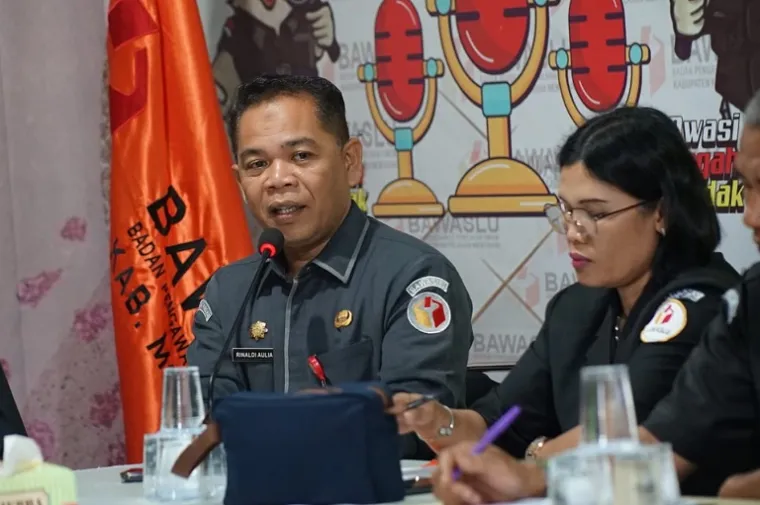 Kepala Sekretariat Bawaslu Sumbar Rinaldi Aulia bersama Ketua Komisi Informasi Sumbar Musfi Yendra saat kunjungan kerja ke Bawaslu Kepulauan Mentawai untuk memperkuat keterbukaan informasi publik. (Foto: Ist)