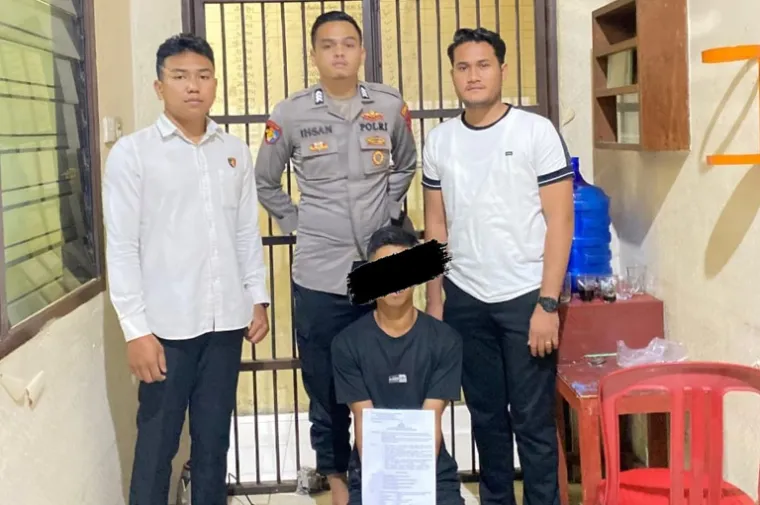 Kapolres Solok Selatan AKBP M. Faisal Perdana memberikan keterangan pers terkait penangkapan pria yang mencabuli dan menghamili adik kandungnya sendiri. (Foto: Ist)