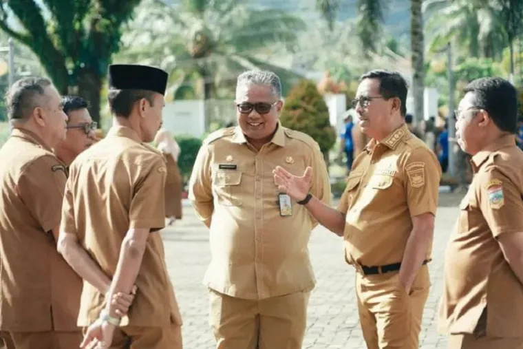 Bupati Solok Selatan H. Khairunas saat memimpin apel pagi menegaskan penyusunan APBD 2026 harus efektif, efisien, dan berpihak kepada kepentingan rakyat. (Foto: Ist)