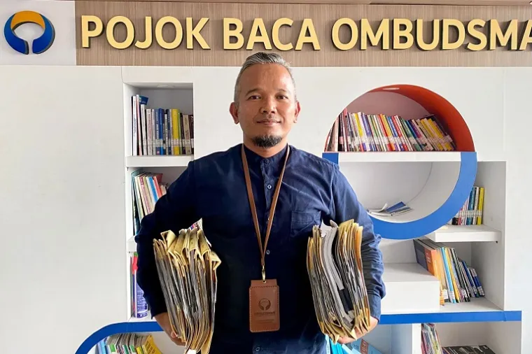 Kepala Ombudsman Sumbar Adel Wahidi bersama tim saat membuka posko layanan pengaduan Ombudsman On The Spot di Kecamatan Bayang, Kabupaten Pesisir Selatan, Selasa (9/9/2025). (Foto: Ist)