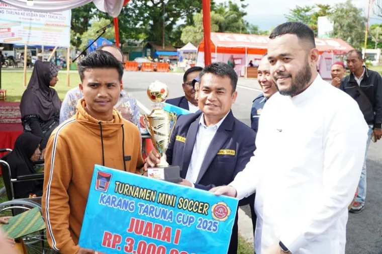 Wali Kota Padang Fadly Amran menghadiri puncak HUT ke-65 Karang Taruna dan BBKT 2025 di Balai Kota Aie Pacah. (Foto: Ist)