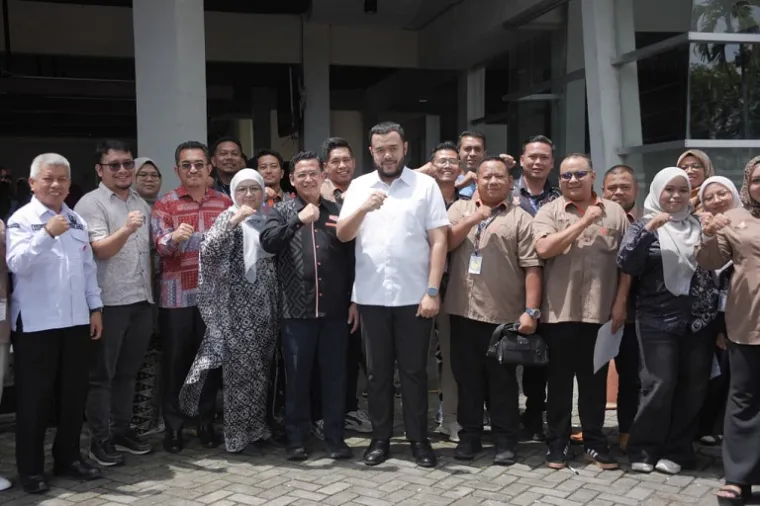 Wali Kota Padang Fadly Amran menjamu rombongan Majlis Belia Felda Raja Alias Malaysia di Padang, membahas smart city, budaya, dan peran pemuda. (Foto: Ist)