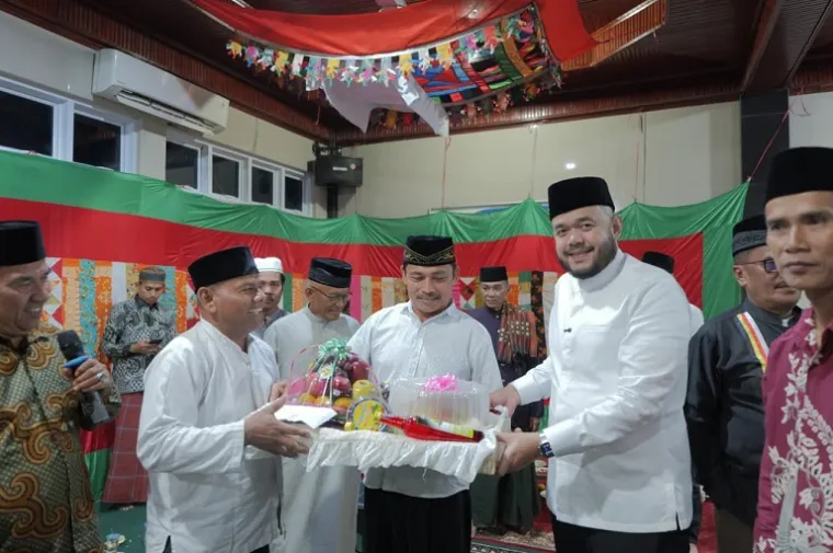 Wali Kota Padang Fadly Amran saat menghadiri peringatan Maulid Nabi Muhammad SAW di Masjid Nurul Qalbi dan Masjid Nurul Istiqomah Bungus, Jumat (26/9/2024) malam. (Foto: Ist)