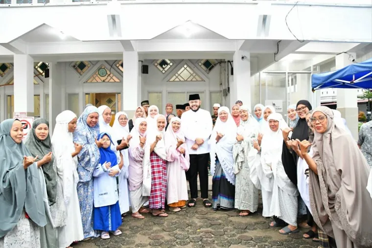 Wali Kota Padang, Fadly Amran, memimpin Subuh Mubarokah Pemko Padang di Masjid At-Taubah, Palapa Nan XX, Kecamatan Lubuk Begalung, Minggu (7/9/2025). (Foto: Ist)