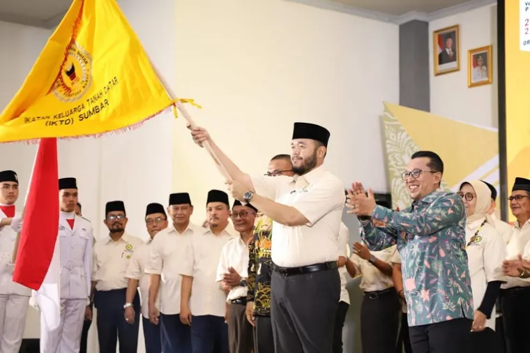 Wali Kota Padang Fadly Amran resmi dikukuhkan sebagai Ketua Umum IKTD Sumbar dalam acara Silaturahmi Akbar yang dihadiri ribuan perantau Tanah Datar di Gedung Bagindo Azis Chan Youth Center. (Foto: Ist)