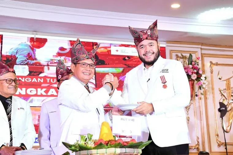 Wali Kota Padang Fadly Amran menerima Lencana Jasa Pratama dari Ketua PMI Kota Padang Zulhardi Z. Latif pada Puncak HUT ke-80 PMI di Auditorium Universitas Baiturrahmah. (Foto: Ist)