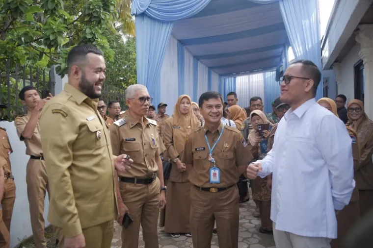 Wali Kota Padang Fadly Amran saat meninjau Dapur Makan Bergizi Gratis (MBG) di Kelurahan Tanah Sirah Piai Nan XX, Kecamatan Lubuk Begalung, Senin (8/9/2025). (Foto: Ist)