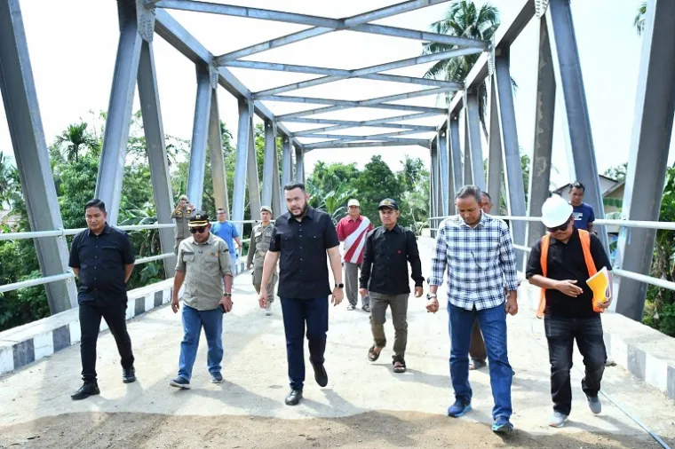 Wali Kota Padang Fadly Amran meninjau pengerjaan oprit jembatan dan pembangunan batu beronjong di Parak Buruak, Batipuh Panjang, Sabtu (27/9/2025). (Foto: Ist)