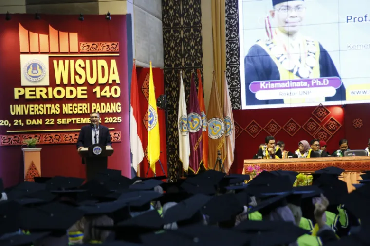 Gelar Wisuda ke-140, Direktur Kelembagaan Ditjen Dikti Titip Empat Bekal untuk Lulusan UNP