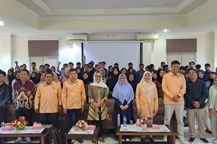 Dr. Dina Afrianty dari Australian Catholic University menyampaikan materi tentang ketimpangan gender dan disabilitas dalam kebijakan publik Indonesia pada kuliah umum di Universitas Andalas. (Foto: Ist)