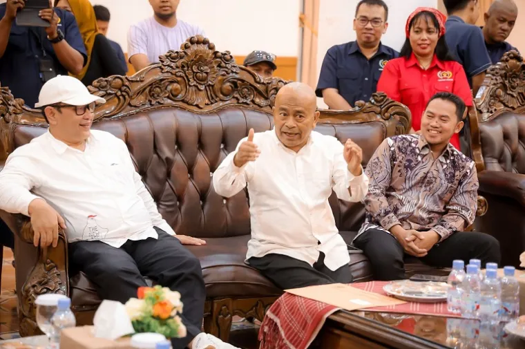 Ketua Umum PWI Pusat Akhmad Munir bersama Gubernur Banten Andra Soni berfoto usai audiensi membahas persiapan HPN 2026 di Serang. (Foto: Ist)