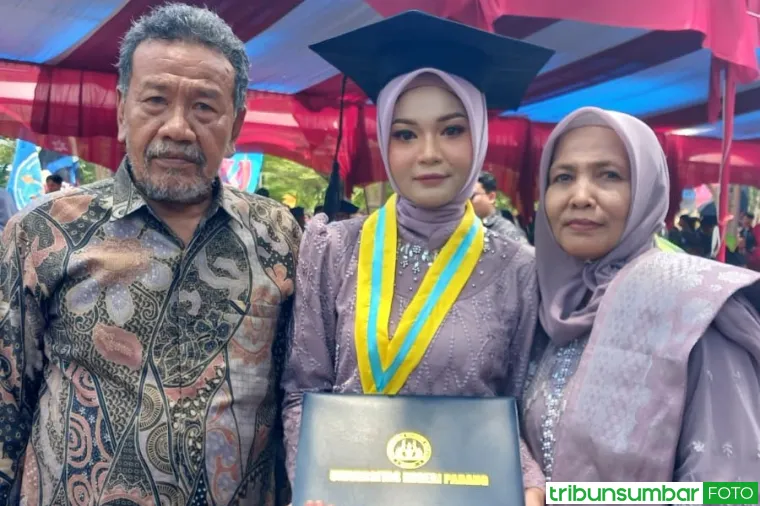 Rul Gabod, mantan preman legendaris Kota Padang, tersenyum bangga usai putri bungsunya diwisuda, melengkapi enam anaknya yang berhasil menjadi sarjana. (Foto: Ist)