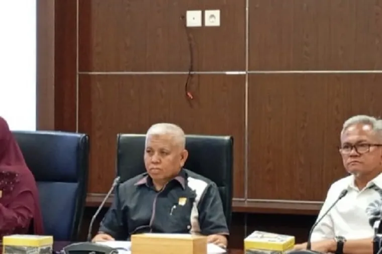 Ketua Komisi V DPRD Sumbar, Lazuardi Erman, bersama mitra kerja saat rapat finalisasi pembahasan Ranperda Fasilitasi dan Pengelolaan Pesantren di Padang, menjelang penetapan menjadi Perda. (Foto: Ist)