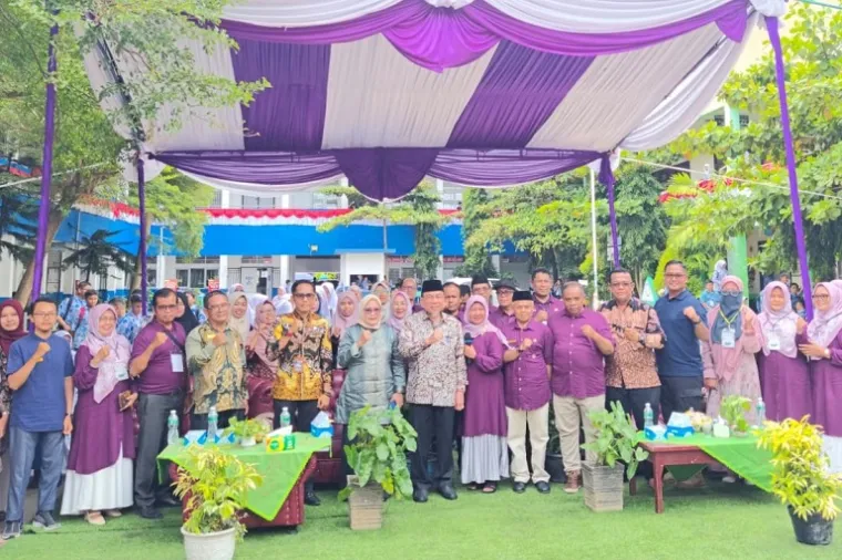 Wakil Wali Kota Padang H. Maigus Nasir membuka Pra OSN IPS 2025 di SMPN 13 Padang, didampingi pengurus MGMP IPS Kota Padang. (Foto: Ist)