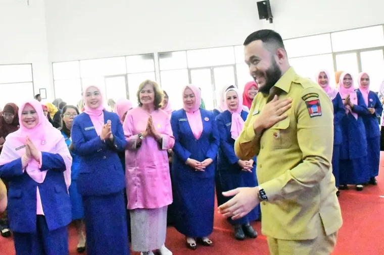 Wali Kota Padang Fadly Amran bersama Ketua GOW Kota Padang Ny. Sri Hayati Maigus Nasir usai pengukuhan pengurus GOW Kota Padang periode 2025-2030 di Gedung Bagindo Aziz Chan, Balai Kota Aie Pacah. (Foto: Ist)