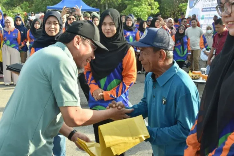 Wakil Wali Kota Padang, Maigus Nasir, saat memimpin Gerakan Gotong Royong Massal dalam rangka World Clean Up Day 2025 di Pantai Padang. (Foto: Ist)