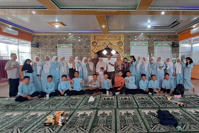 Tim Departemen Ilmu Politik Universitas Andalas bersama pengurus OSIS SMPN 31 Padang saat sesi foto bersama usai kegiatan penguatan civic education, Jumat (26/9/2025). (Foto: Ist)