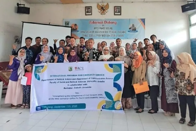 Dr. Dina Afrianty dari Australian Catholic University menjadi narasumber utama dalam Program Pengabdian Internasional FISIP UNAND bertema penguatan kompetensi ASN di bidang pelayanan sosial dan disabilitas. (Foto: Ist)